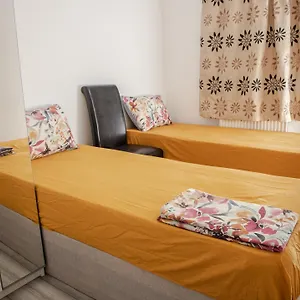 Floral, 5 Bed House In London With Garden, Parking Apartment