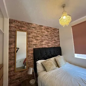 Stunning 1 Bedroom In Apartment
